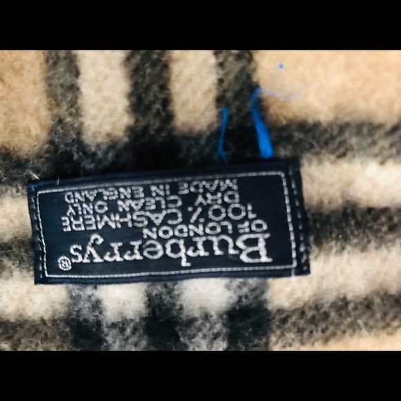 Burberry’s Of London 100% Cashmere Scarf